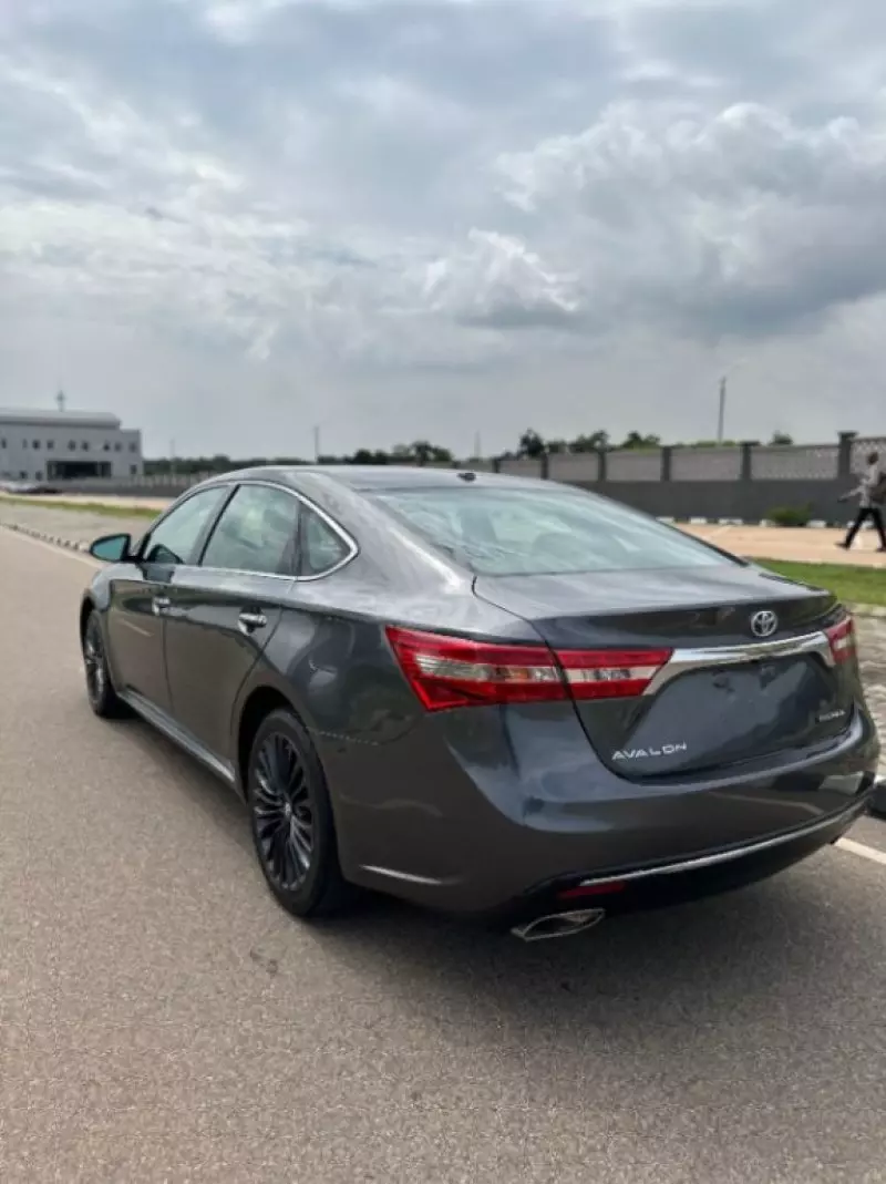 Toyota Avalon   - 2017