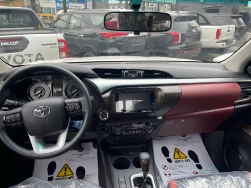 Toyota Hilux   - 2025