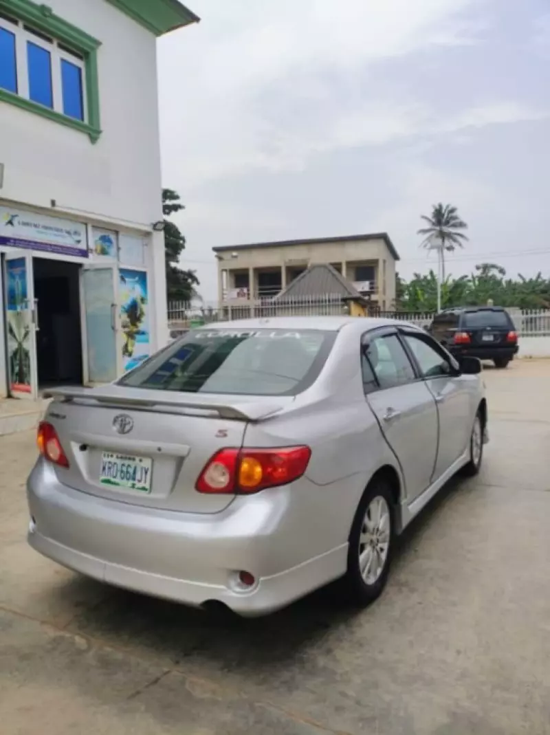 Toyota Corolla   - 2009