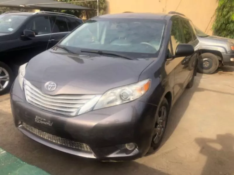Toyota Sienna   - 2011