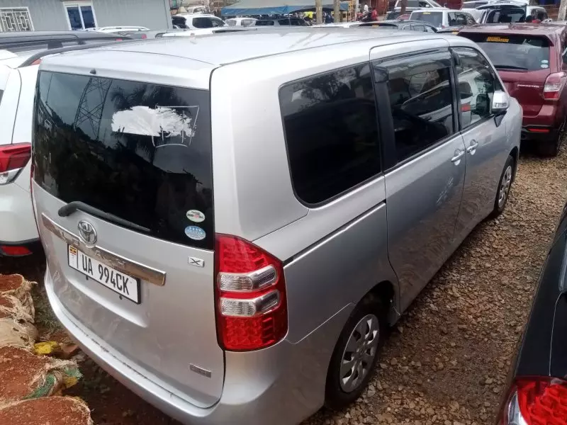 Toyota Noah   - 2010