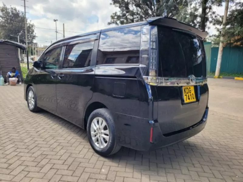 Toyota Voxy    - 2014
