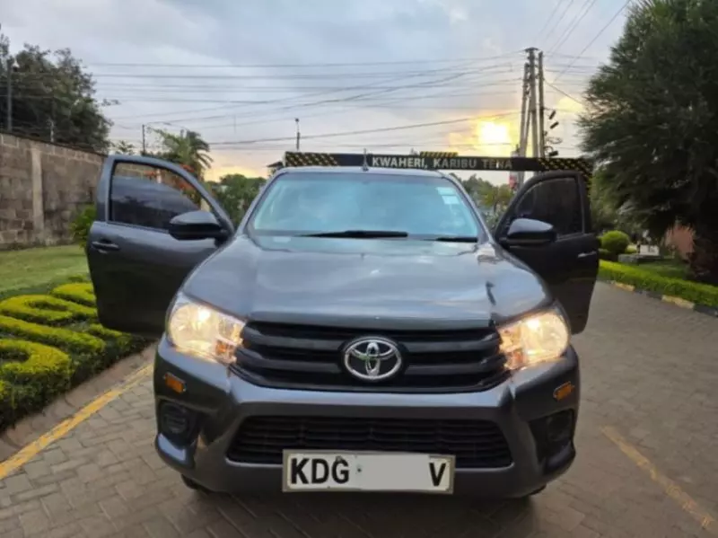 Toyota Hilux   - 2022