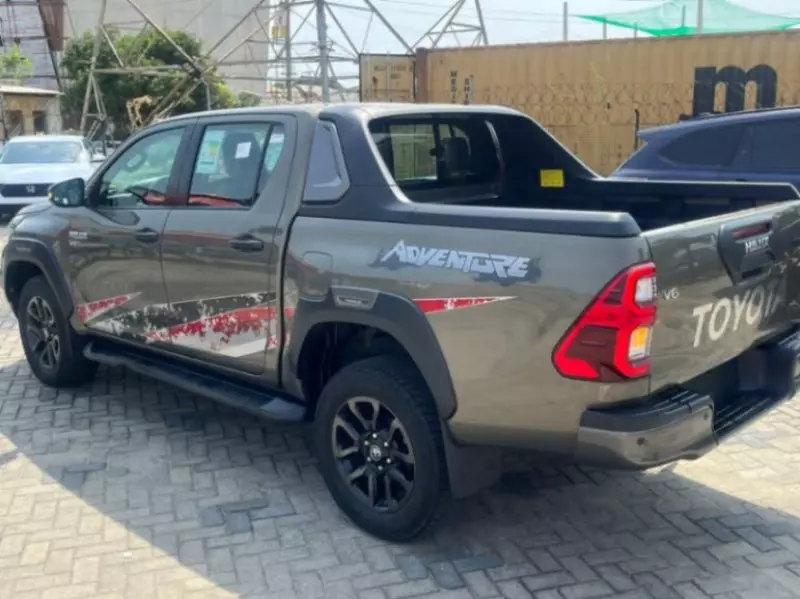 Toyota Hilux   - 2021