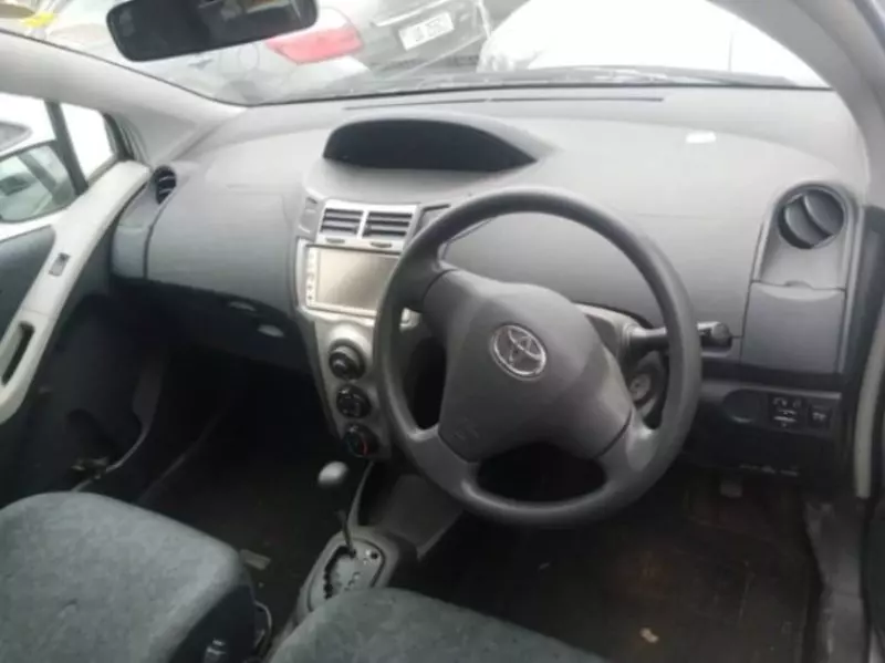Toyota Vitz   -