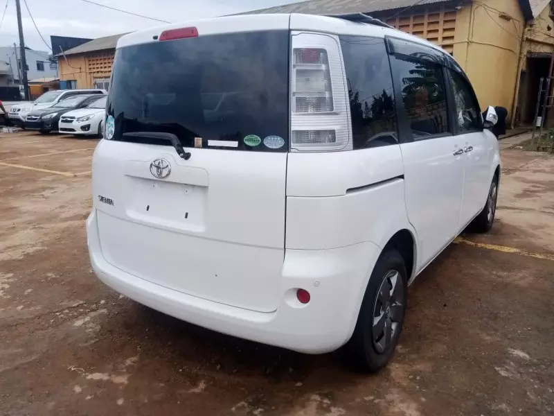 Toyota Sienta   - 2012