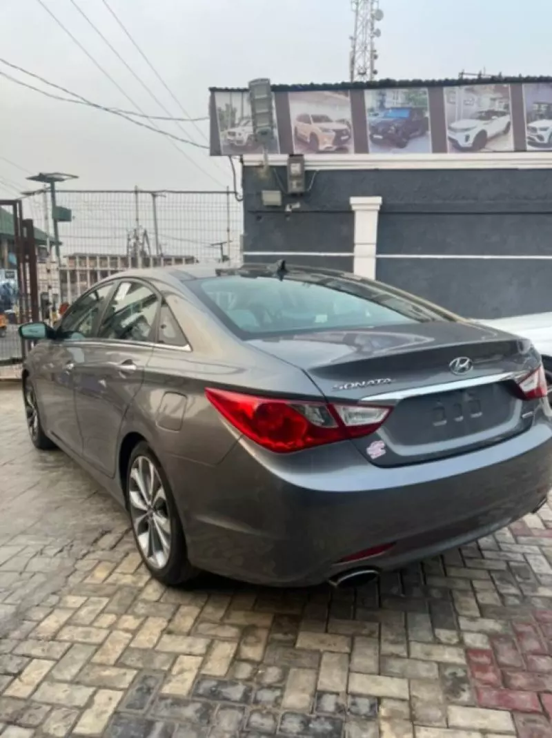 Hyundai Sonata   - 2013