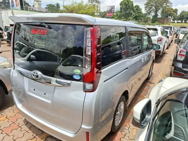Toyota Noah   - 2014