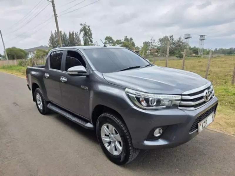 Toyota Hilux   - 2015