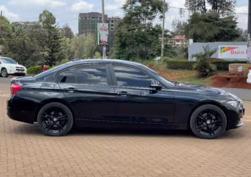 BMW 320i   - 2016