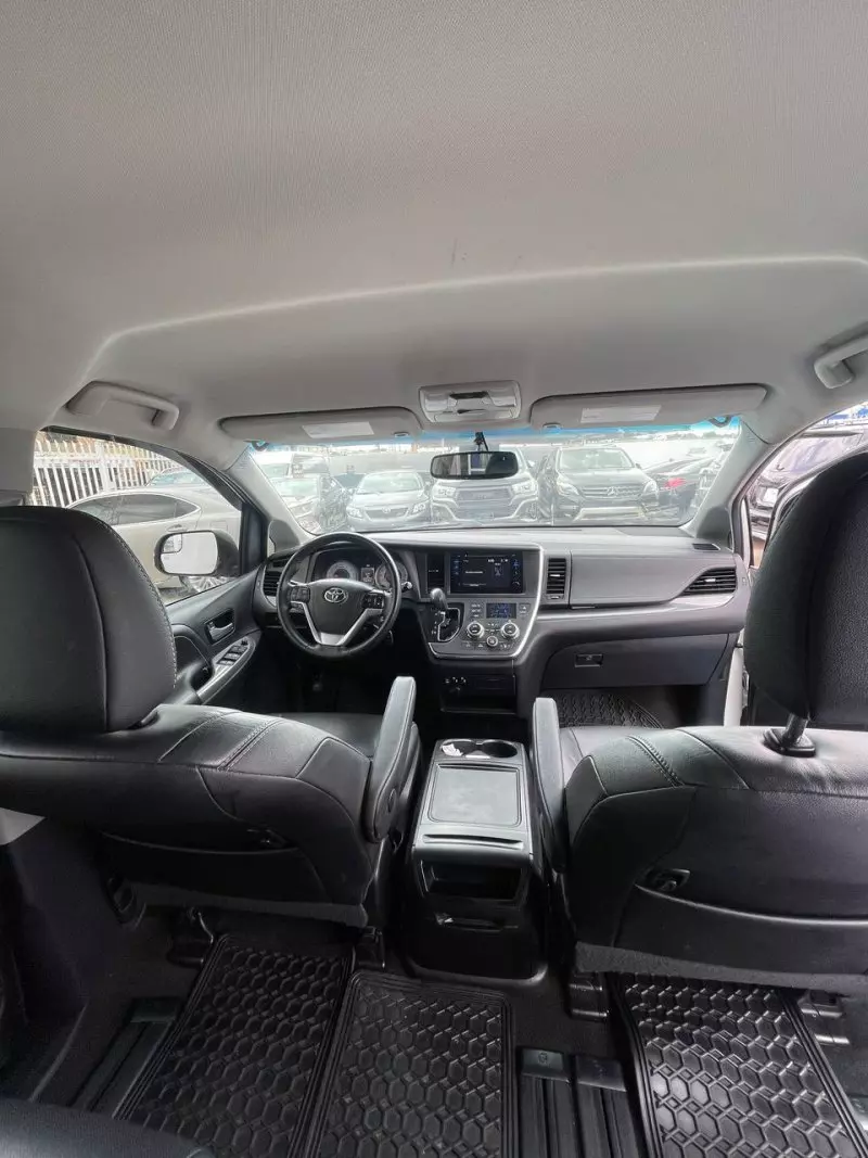 Toyota Sienna   - 2017