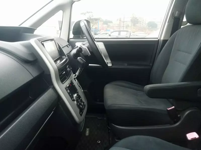 Toyota Noah   - 2012
