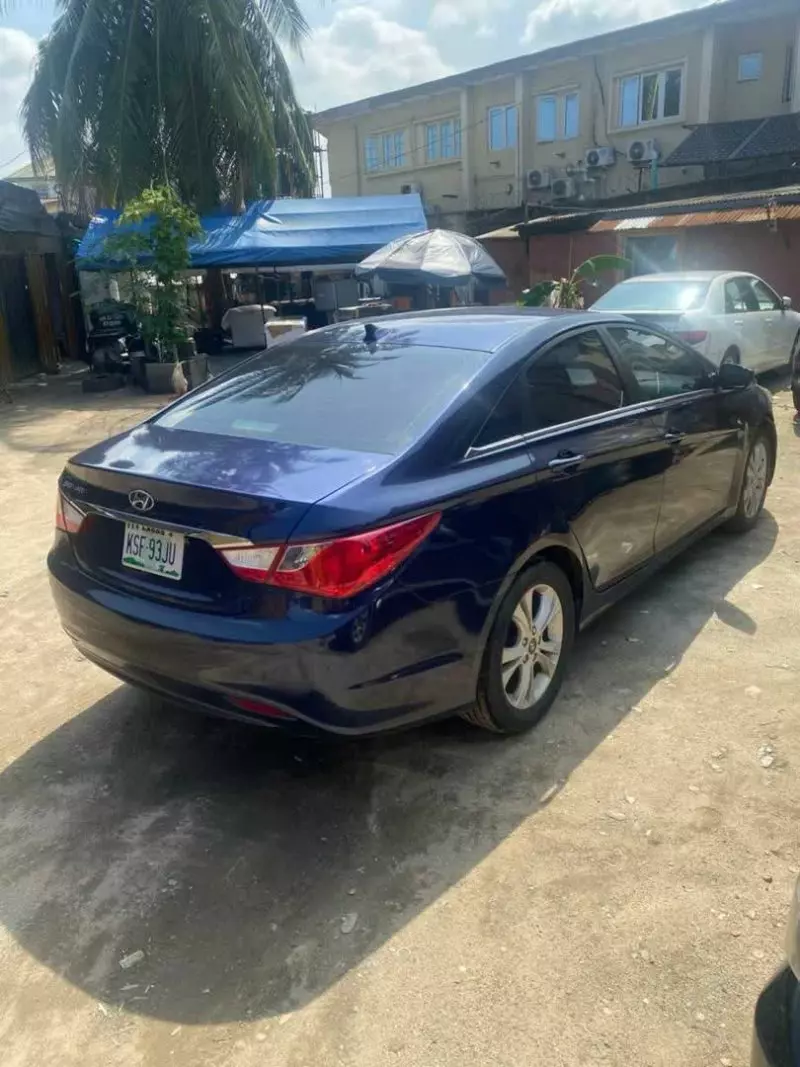 Hyundai Sonata   - 2011