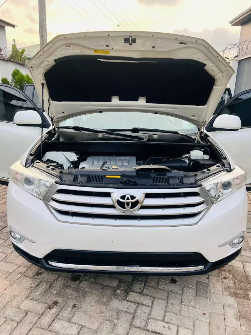 Toyota Highlander   - 2012