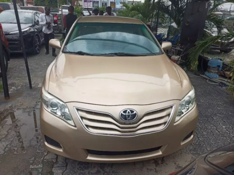 Toyota Camry   - 2011