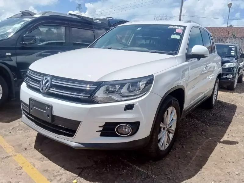 Volkswagen Tiguan   - 2015