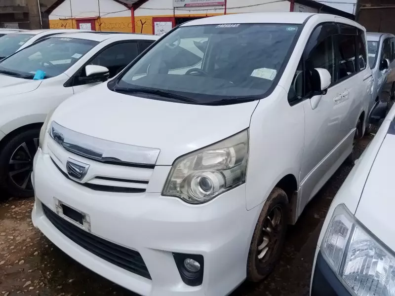Toyota Noah   - 2012