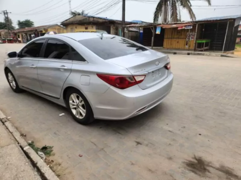 Hyundai Sonata   - 2011