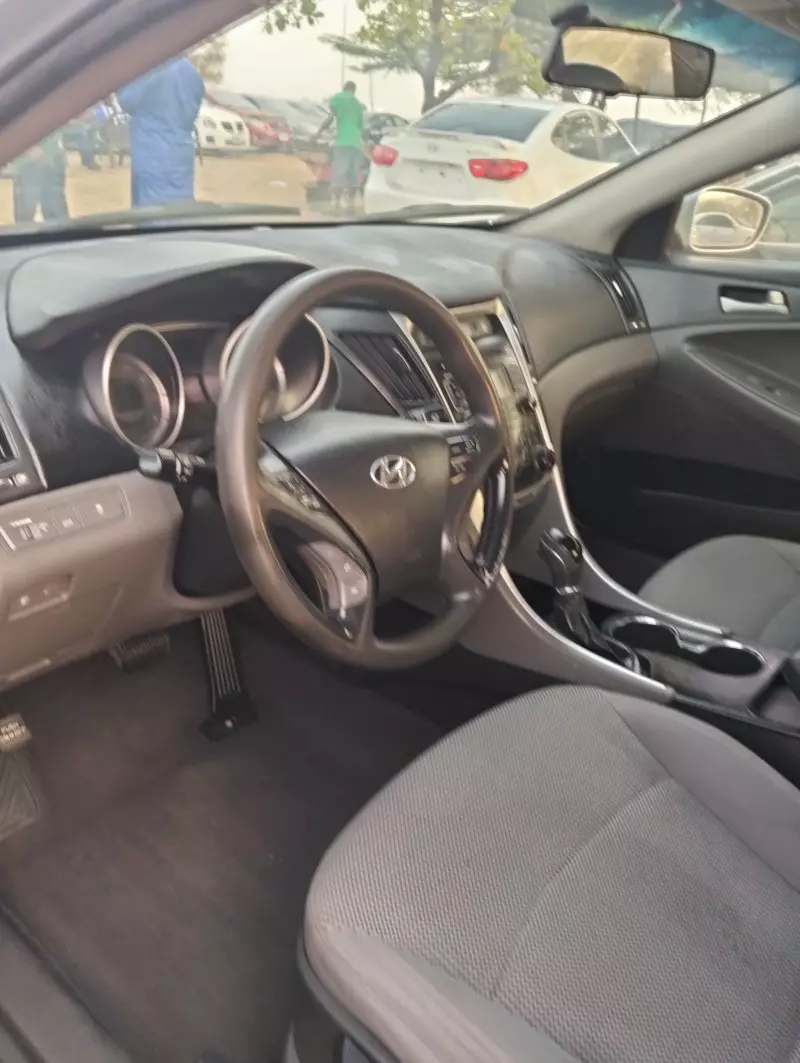 Hyundai Sonata   - 2011