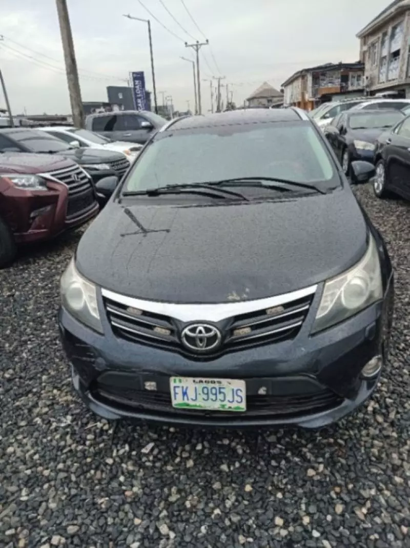 Toyota Avensis   - 2012