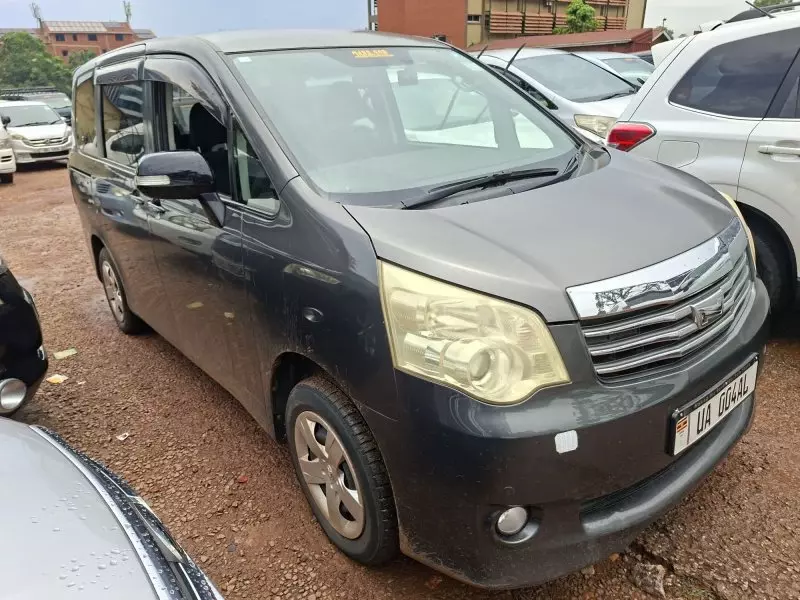 Toyota Noah   - 2010
