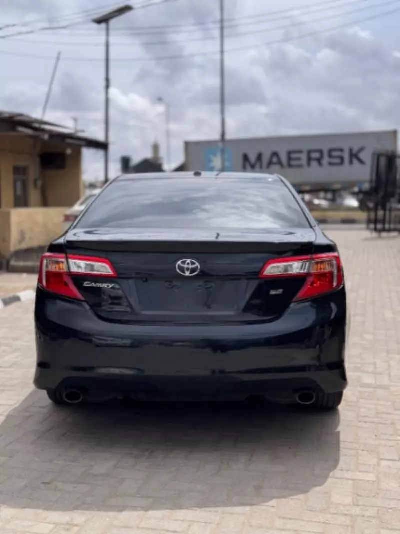 Toyota Camry   - 2012
