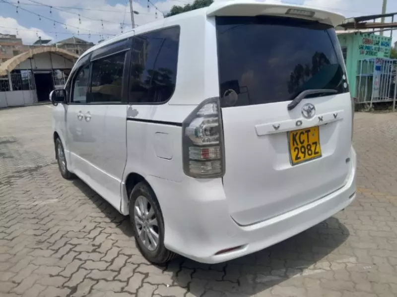 Toyota Voxy    - 2011