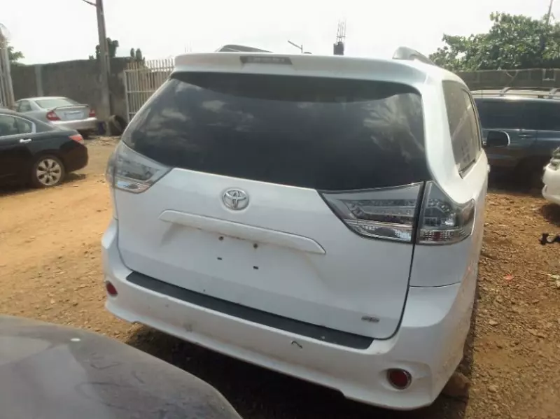 Toyota Sienna   - 2011