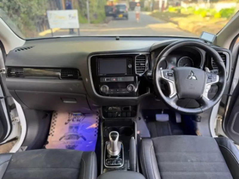 Mitsubishi Outlander hybrid    - 2017