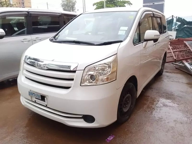 Toyota Noah   - 2009