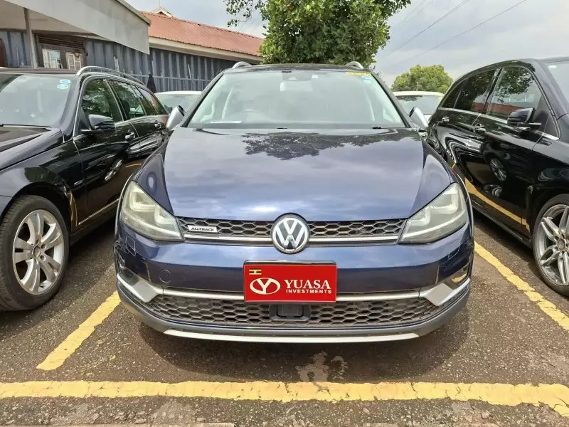 Volkswagen Golf   - 2016