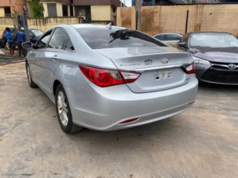 Hyundai Sonata   - 2011
