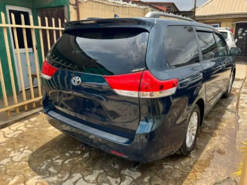 Toyota Sienna   - 2012