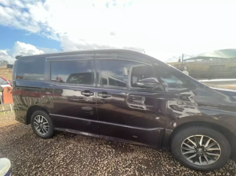 Toyota Voxy    - 2014