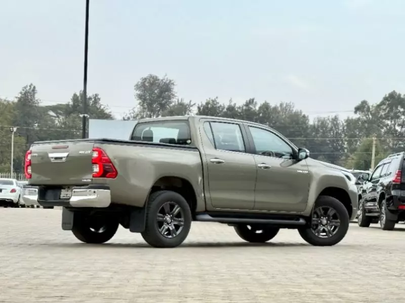 Toyota Hilux    - 2020