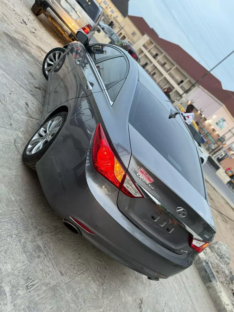 Hyundai Sonata   - 2011
