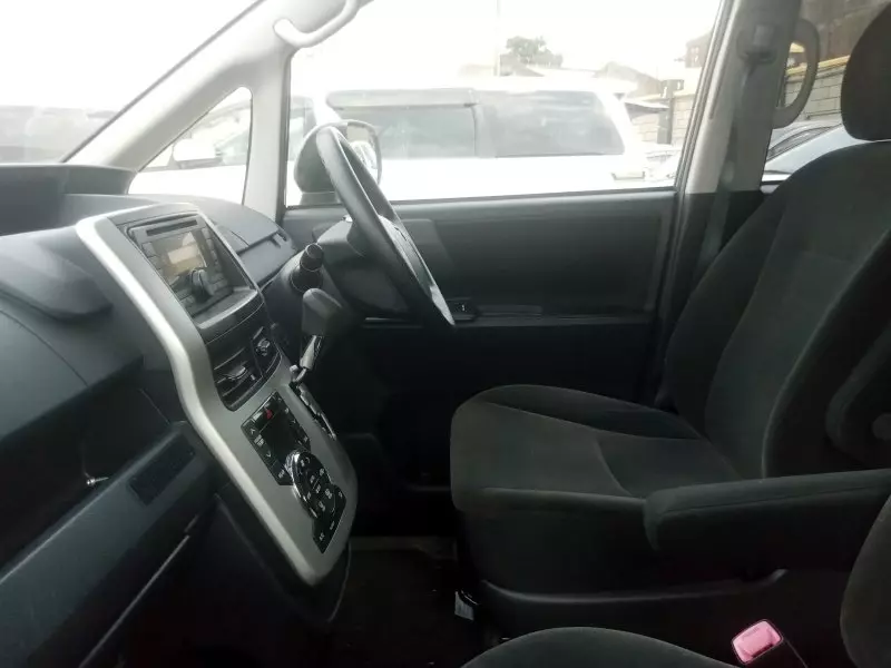 Toyota Noah   - 2012