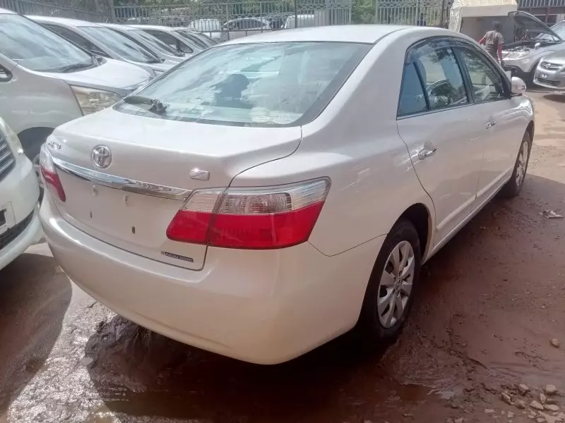 Toyota Premio    - 2010