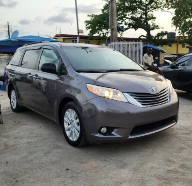 Toyota Sienna   - 2013