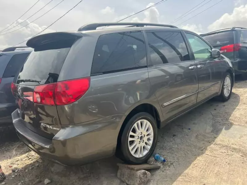 Toyota Sienna   - 2010