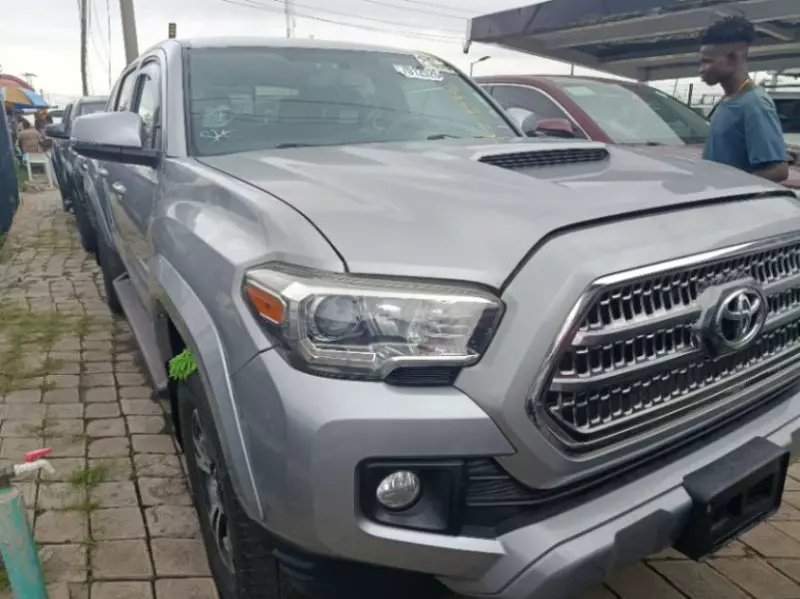 Toyota Tacoma   - 2017