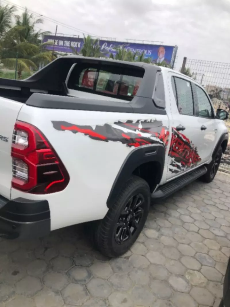 Toyota Hilux   - 2024