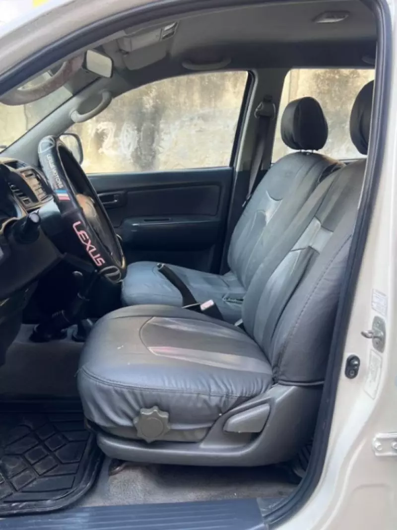 Toyota Hilux    - 2012