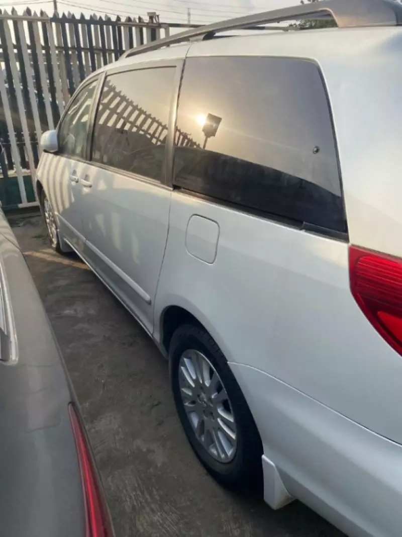 Toyota Sienna   - 2010