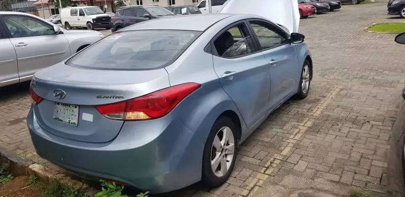 Hyundai Elantra   - 2012