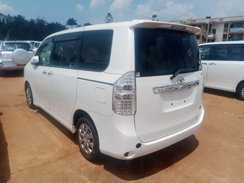 Toyota Noah   - 2011