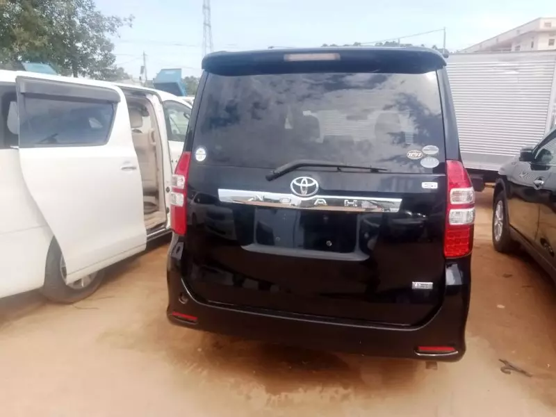 Toyota Noah   - 2011