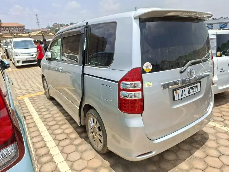 Toyota Noah - 2012
