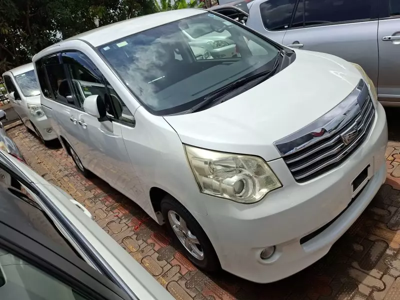 Toyota Noah   - 2012