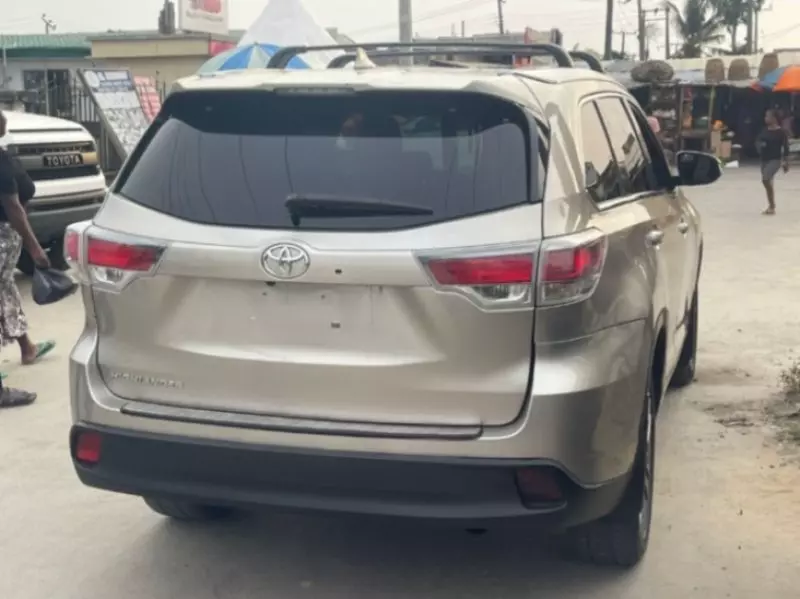 Toyota Highlander   - 2016
